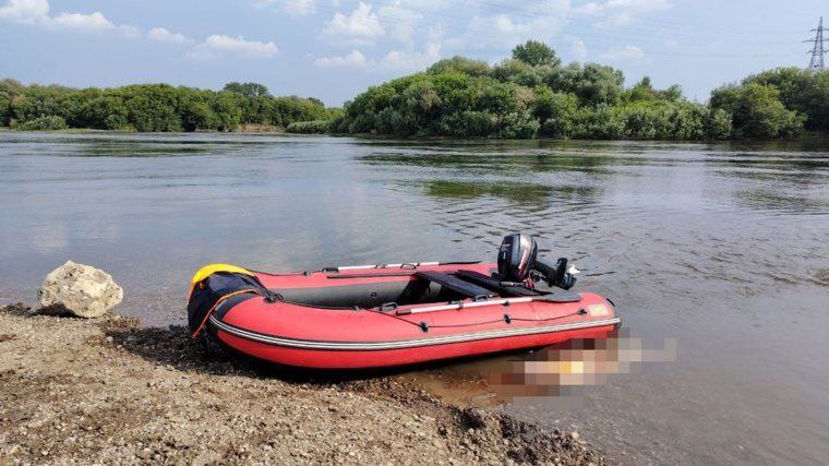 Спасатели достали тело женщины из реки Сылвы в Пермском крае. Спасатели извлекли его из воды и передали полиции для установления обстоятельств происшествия. Об этом сообщила поисково-спасательная служба Кунгурского муниципального округа КМО . «12 июня 2025 года в 16:49 в Поисково-спасательную службу Кунгурского муниципального округа поступил тревожный звонок. Очевидцы сообщили, что в реке Сылва заметили тело человека. На место оперативно выехали спасатели ГОР 7. С использованием лодки специалисты извлекли из воды тело 44-летней женщины и передали его полицейским», — написано в группе ведомства в соцсети «ВКонтакте». Уточняется, что работы по извлечению тела проходили в районе устья рек Сылва, Ирень и Шаква. Источник ЧП Пермь Прислать новость