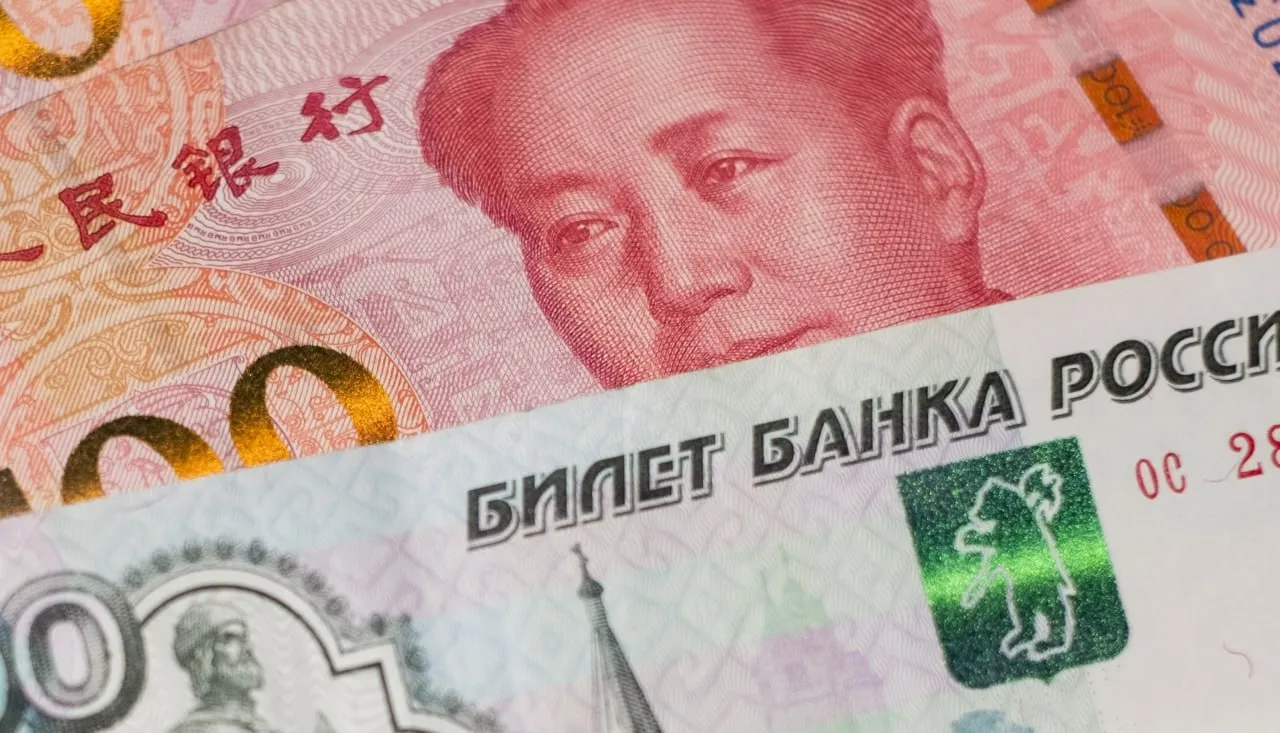 ЦБ вернулся к идее ввести норматив валютной ликвидности для банков Это было спровоцировано ростом ставок по юаневым свопам Позиция регулятора сводится к тому что для выдачи длинных кредитов необходимо иметь источник надежного финансирования или резервы по высоколиквидным юаневым активам отметила Эльвира Набиуллина По ее словам ранее банки наращивали достаточно активно кредитование в юанях а фондирование у них было не очень устойчивое Когда клиенты со своими деньгами юаневыми ушли многие банки пошли искать юани на денежном рынке а это короткий рынок ставки там взлетели пояснила Набиуллина В начале года портфель валютных кредитов корпоративных клиентов вырос на 293 млрд рублей или 4 до 7 76 трлн рублей Рост был обеспечен кредитами в юанях которые в январе выросли на 7 до 714 3 млрд юаней что стало максимальным ростом кредитов в валюте с 2022 года В марте рос спрос на юаневую ликвидность на денежном рынке Вмененные ставки на юаневых свопах выросли тогда до 15 40 fatcat18 Мы в Мах