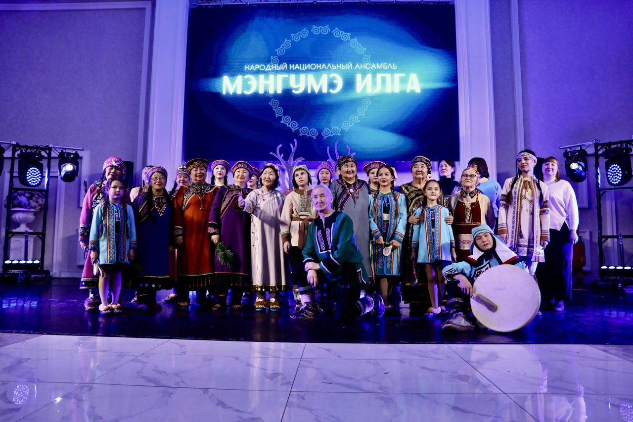 Ансамбль Мэнгумэ Илга удостоен звания Заслуженный коллектив народного творчества Указом Министерства культуры Российской Федерации народному национальному ансамблю Мэнгумэ Илга Серебряные узоры Поронайского муниципального округа присвоено почётное звание Заслуженный коллектив народного творчества Российской Федерации В этом году почётного звания удостоены 52 народных коллектива и любительских творческих объединения со всей страны Получение статуса Заслуженный коллектив народного творчества важная веха в истории ансамбля Мэнгумэ Илга Это признание не только мастерства артистов но и их многолетней работы по сохранению культурного наследия