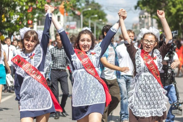 Минпросвещения обозначило единые дни проведения в 2026 году последних звонков и выпускных в школах Рекомендации ведомство направило во все регионы страны Для выпускников 2025 2026 учебного года последние звонки планируется провести 26 мая а выпускные вечера 27 июня В программу праздничных мероприятий предлагается включить поднятие Государственного флага и исполнение Государственного гимна России чествование многодетных и многопоколенных семей а также выступления родителей в том числе и участников специальной военной операции Важная часть патриотической работы в школе поднятие флага и исполнение гимна нашей страны Мы продолжим работу направленную на создание в школе атмосферы уважения к своей стране и гордости за нее и в 2026 году отметил глава Минпросвещения Сергей Кравцов При подготовке к торжественным мероприятиям школам поставлена задача строго соблюдать все требования комплексной безопасности Подписаться на Российскую газету в Читать нас в MAX