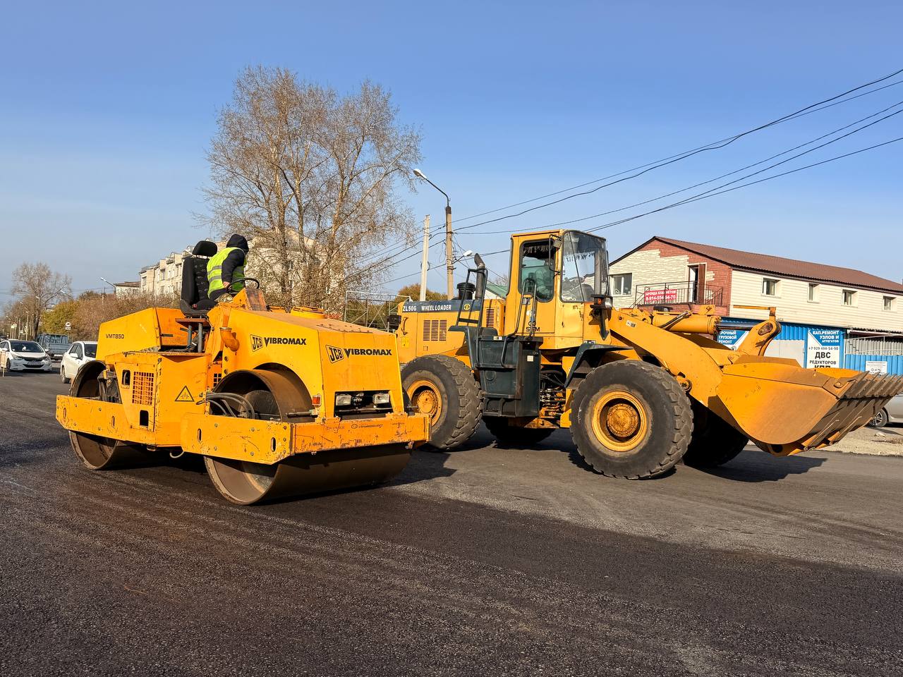 Большая дорожно строительная кампания запланирована в Белогорске в 2026 году Мероприятия будут реализованы в рамках нацпроекта Инфраструктура для жизни инициированного Президентом Российской Федерации Владимиром Путиным В плане ремонта на 2026 год 6 дорожных участков протяженностью почти 7 9 километров В текущем сезоне будет выполнен ремонт дорог на въезде в город 700 м участок с расширением перед заводом Содружество 2 5 км по ул 50 лет Комсомола на участке от школы 3 до ул Дорожная 1 5 км ул Дорожная на участке от развязки до 50 лет Комсомола 1 3 км ул Чехова на участке от моста до ул Кирова 1 25 км рассказала замглавы по ЖКХ Ольга Алексеева Если быстро будет сделан проект то в плане текущего года еще строительство моста по ул Авиационная в районе поворота на дачи с подъездными путями к нему 630 м На ремонт дорог будет направлено 679 миллионов рублей Дорожная кампания продолжится в 2027 и 2028 годах За три года на ремонт дорожной сети Белогорска планируется предварительно направить более 1 млрд рублей Следите за новостями на Белогорск РФ ВK ОК MAX канал поддержать канал
