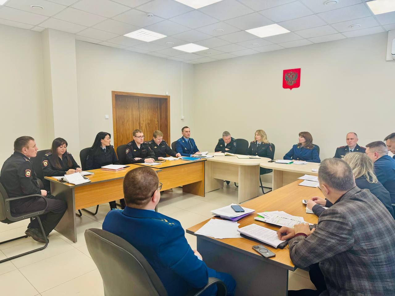 В прокуратуре Советского района г. Челябинска состоялось межведомственное совещание руководителей правоохранительных органов района  В прокуратуре Советского района г. Челябинска под председательством прокурора района Петроченко Е.С. проведено межведомственное совещание руководителей правоохранительных органов района.  В совещании также приняли участие начальник СУ УМВД России по г. Челябинску Пантелеев А.С., начальник отдела экономической безопасности и противодействия коррупции УМВД России по г. Челябинску Птицын А.М., начальник отдела дознания УМВД России по г. Челябинску Чистякова О.А.  На межведомственном совещании заслушаны доклады участвующих лиц, подведены итоги работы правоохранительных органов района за 2024 год, выработан дополнительный комплекс мер, направленных на предупреждение, выявление и расследование преступлений, а также совершенствование правоохранительной деятельности.  По результатам совещания руководителями правоохранительных органов района приняты соответствующие решения.