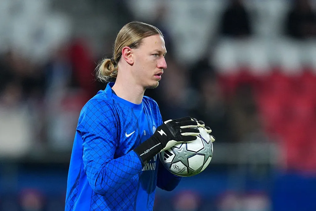 УЕФА решил сменить мячи Adidas на Nike в Лиге чемпионов С компанией Nike идут эксклюзивные переговоры о поставке мячей для мужских клубных соревнований УЕФА сообщаетcя на сайте UC3 cовместного предприятия УЕФА и Ассоциации европейских клубов которое занимается коммерческими правами и лицензированием клубных турниров Переговоры ведутся о контракте на 2027 2031 годы Каждый сезон в трех главных мужских еврокубках Лига чемпионов Лига Европы и Лига конференций играется в сумме более 500 матчей С 2001 года поставщиком мячей для клубных турниров УЕФА является Adidas Reuters со ссылкой на Financial Times пишет что стоимость сделки может составить более 46 70 млн в год Getty Images Оставайтесь на связи с РБК в Max