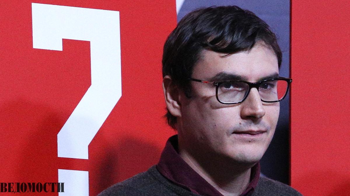 Писатель Сергей Шаргунов скорее всего не станет переизбираться в новый созыв Госдумы в сентябре 2026 года сообщили источники Ведомостей Собеседник Ведомостей объясняет возможный отказ от выдвижения усталостью депутата от парламентской деятельности по разным причинам По словам Шаргунова в декабре говорить о планах на сентябрь не имеет смысла Я занимаюсь прежде всего литературой подчеркнул он Шаргунов явно потерялся после начала спецоперации и ушел на дно отмечает президент Минченко консалтинга Евгений Минченко Telegram Max