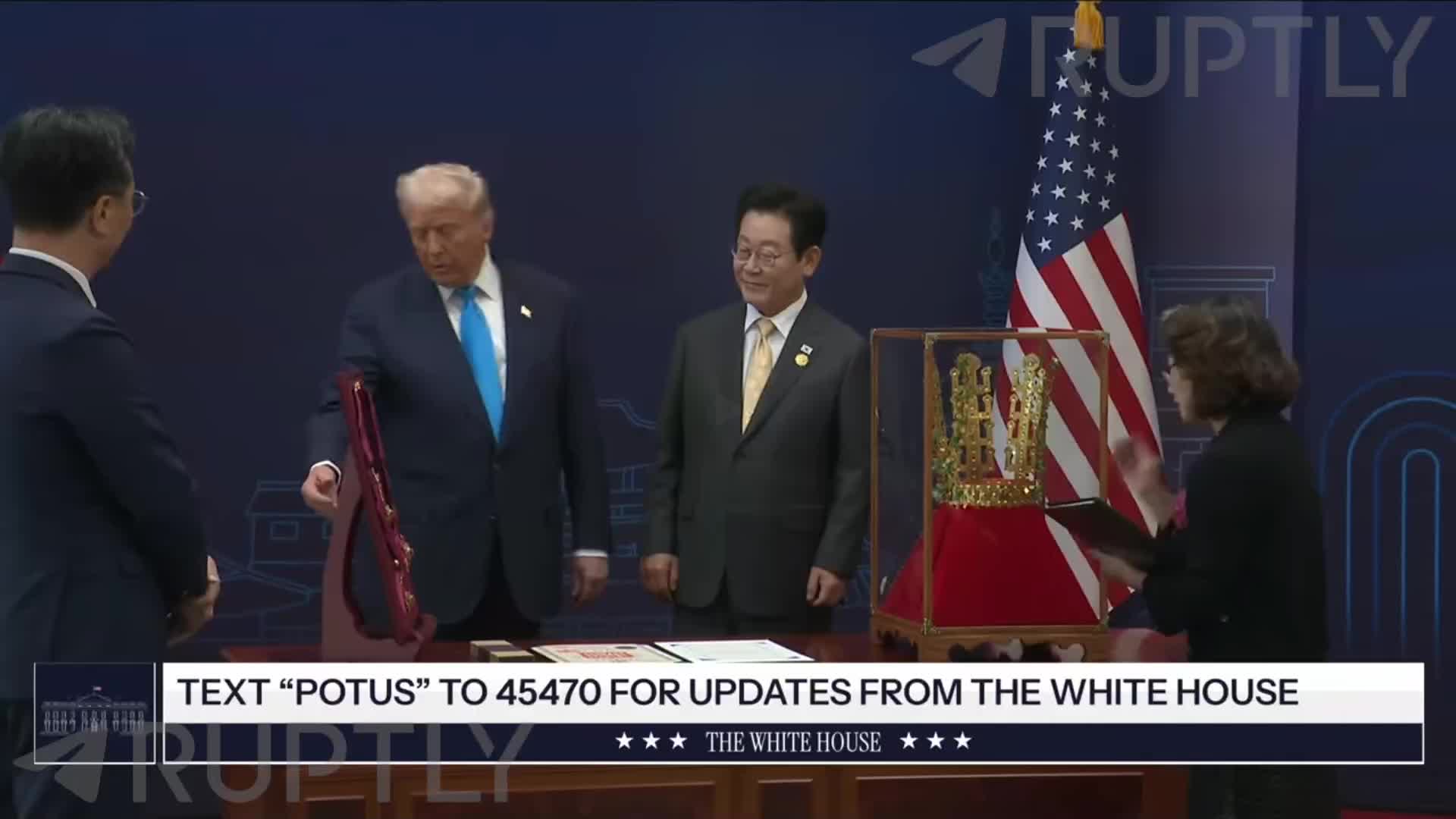 Президент Южной Кореи вручил Трампу высшую награду за вклад в мир на Корейском полуострове