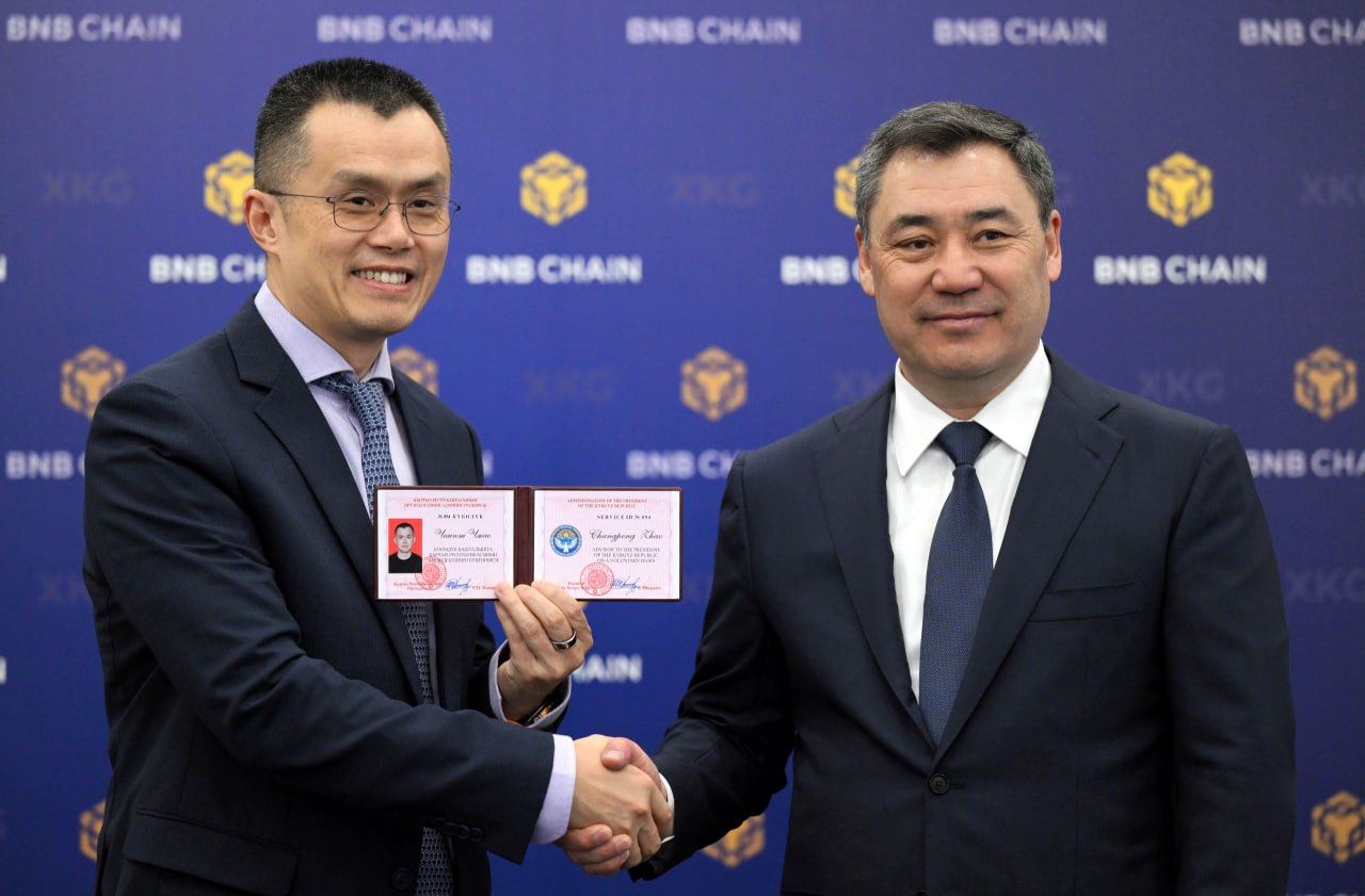 Жапаров назначил главу Binance своим советником Президент Кыргызстана Садыр Жапаров назначил основателя крупнейшей криптовалютной биржи Binance Чанпэна Чжао своим общественным советником. Решение объявили 3 мая на встрече в Чолпон-Ате, сообщили в пресс-службе главы государства. Чжао прибыл в Кыргызстан с рабочим визитом. На переговорах он выразил готовность сотрудничать с Бишкеком в сфере цифровых активов. Планируется реализация консультаций по запуску национальной цифровой валюты, а также разработка образовательных программ по подготовке кадров. Подробнее В тот же день президент подписал указ о создании Национального совета по развитию виртуальных активов и блокчейн-технологий при Администрации президента. Совет займется вопросами кибербезопасности, защитой пользователей, повышением финансовой грамотности и внедрением блокчейна в систему госуправления. 4 мая в Чолпон-Ате прошло первое заседание нового органа. В нем принял участие и Чанпэн Чжао. Садыр Жапаров отметил, что Binance обладает уникальным международным опытом внедрения цифровой инфраструктуры. В состав Совета включены два иностранных участника — Чанпэн Чжао и региональный директор Binance по Центральной и Восточной Европе, Центральной Азии и Африке Кирилл Хомяков. По информации пресс-службы, Чжао заявил о готовности делиться глобальными практиками в области блокчейн-технологий. Хомяков сообщил, что Binance уже прорабатывает с кыргызскими властями запуск цифровых инициатив, включая обучение населения. По итогам заседания подписан Меморандум о взаимопонимании между Binance и Национальным агентством по инвестициям при президенте Кыргызстана. Будьте в курсе последних новостей с «TRT на русском»