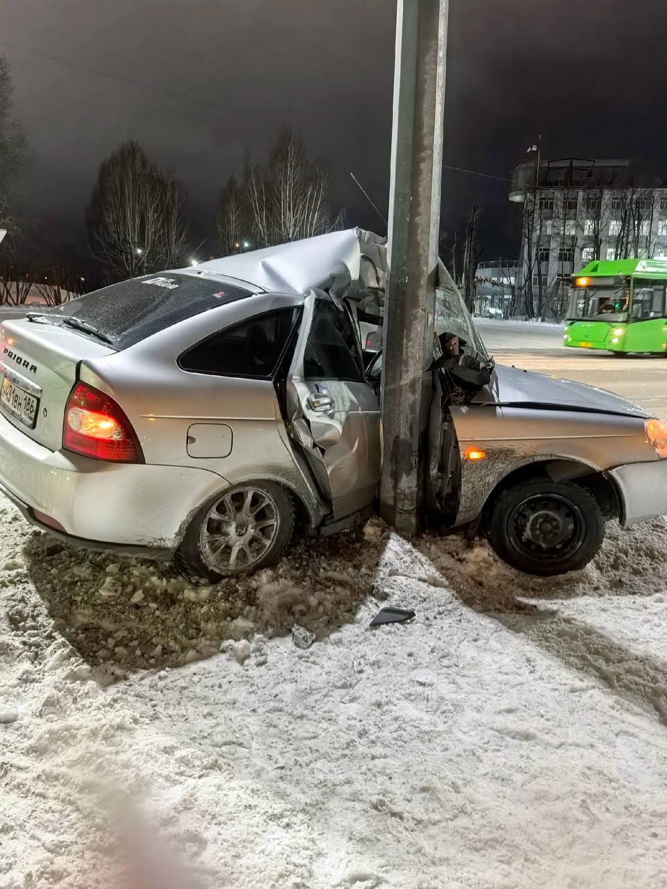 В Тюмени произошло серьёзное ДТП  Происшествие случилось сегодня утром на улице Интернациональная, 181. 19-летний водитель автомобиля «‎LADA Priora»‎ врезался в столб недалеко от железнодорожного переезда. По предварительной информации, он получил травму кисти и был госпитализирован.  В произошедшем разбираются сотрудники госавтоинспекции.