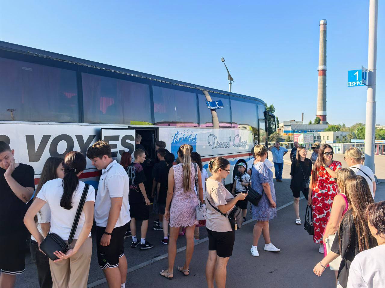 Детский отдых как поддержка тыла: 48 ребят из ЛНР отправились в Анапу 48 детей из семей участников СВО отправились на оздоровление в Краснодарский край. Поездку организовал Комитет семей воинов Отечества ЛНР при поддержке Главы Республики Леонида Пасечника и Центра психологической и юридической помощи. Подарком стал 21-дневный отдых в санаториях города Анапа. Приглашение поступило от губернатора Краснодарского края Вениамина Кондратьева — по его личному распоряжению в этом году 136 детей из ЛНР, ДНР, Херсонской и Запорожской областей смогут восстановить здоровье, набраться сил и просто почувствовать себя счастливыми на побережье Чёрного моря. От ЛНР выезд стал первым. Впереди заезды ребят из других регионов. Главная цель программы — оздоровление, психологическая разгрузка и забота о тех, чьё детство прошло рядом с тревогой и ожиданием. «Спасибо всем, кто помог осуществить детские мечты. А нашим ребятам — счастливой дороги и доброго отдыха!» — сказала руководитель КСВО ЛНР Юлия Кожевникова. Вместе с Комитетом #КСВОзабота