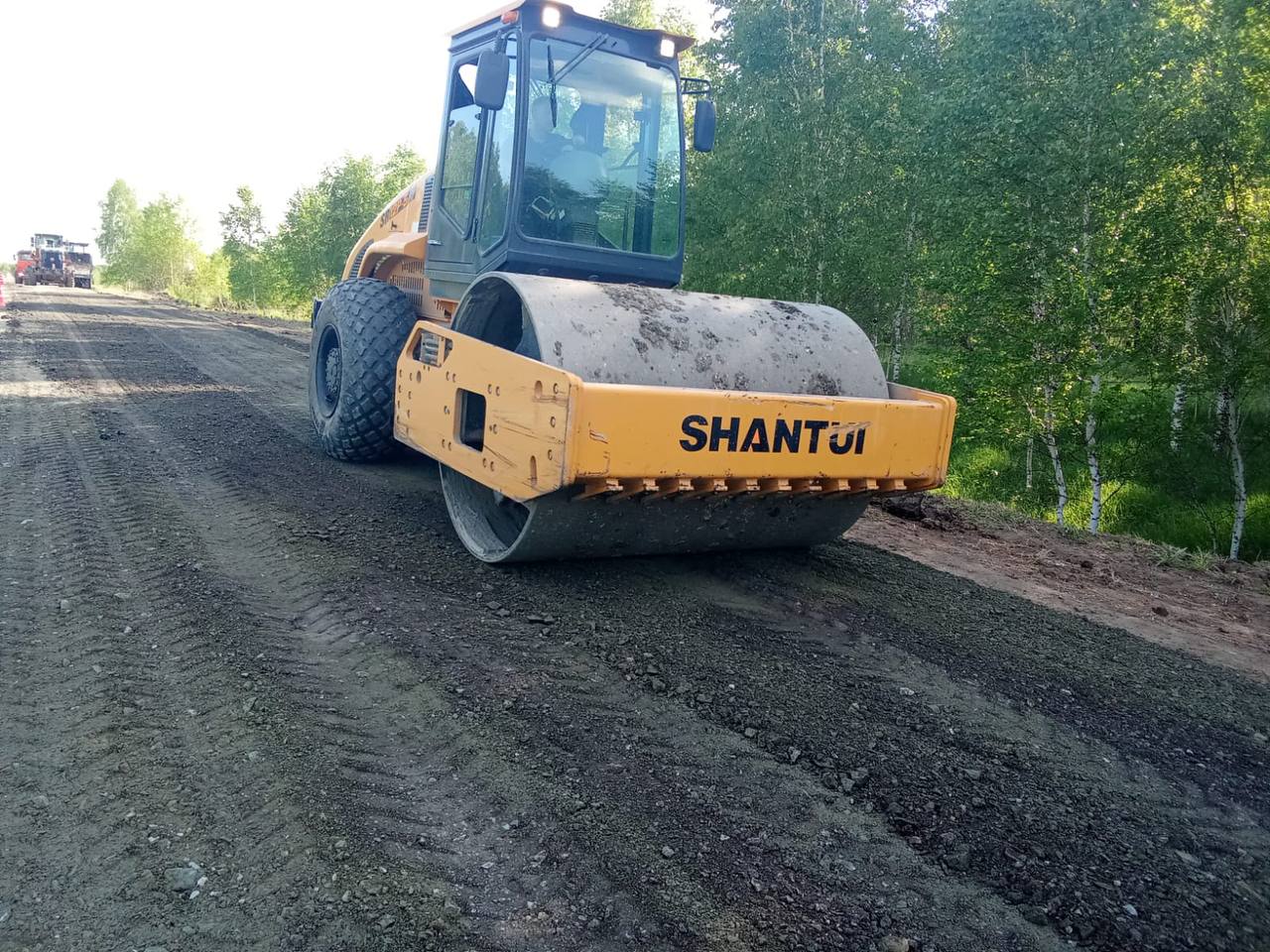 В Омской области начался ремонт региональной автодороги В Седельниковском районе начали ремонтировать трассу Омск – Муромцево – Седельниково 276–279 км . На участке уже приступили к выравниванию существующего покрытия. Также планируют расширить проезжую часть, восстановить поврежденные участки, укрепить основания, уложить два слоя асфальтобетона и укрепить обочины. Специалисты нанесут дорожную разметку и установят новые знаки. Это позволит повысить уровень безопасности и создать комфортные условия для движения на маршруте, который важен для региона. : пресс-служба Губернатора и Правительства Омской области Подписаться Написать в редакцию