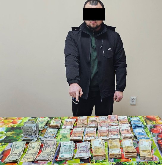 В Узбекистане правоохранители в рамках оперативного мероприятия пресекли вывоз из страны почти 1 млрд сумов в иностранной валюте стражи порядка задержали мужчину который передавал перевозчикам небольшие суммы для вывоза в Казахстан