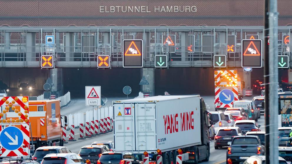 Забастовка профсоюза Verdi парализовала дороги Гамбург и север Германии встали в многокилометровых пробках В Германии из за забастовки профсоюза Verdi возникли серьезные проблемы с движением на автобанах и федеральных трассах Сильнее всего пострадал Гамбург и весь север страны В транспортном центре города сообщили что перегружены практически все направления Например на автобане A1 пробка растянулась примерно на 12 километров объездные маршруты также оказались заблокированы Забастовка охватила около 14 тысяч сотрудников компании Autobahn GmbH и тысячи работников дорожных служб федеральных земель В Гамбурге акция началась еще накануне вечером только благодаря специальным соглашениям остались открыты по две полосы движения в каждом направлении но это не спасло город от утреннего коллапса Серьезные сбои фиксируются и в Северном Рейне Вестфалии где Verdi объявил забастовку в центральном пункте мониторинга тоннелей в Леверкузене Хотя акция должна стартовать только днем уже утром сообщалось о десятках пробок и временных перекрытий Профсоюз требует повышения зарплат на 7 не менее 300 евро в месяц и аналогичной прибавки для молодых сотрудников BILD Russian