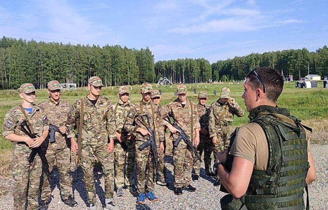 Калужские школьники победили на окружных сборах ЦФО во Всероссийской военно-патриотической игре «Зарница 2.0» Соревнования проходили в Костроме. Отличились ребята из Малоярославецкого района — «Факел-40» показал лучший командный результат. Кроме того, калужане одержали победу на двух этапах в индивидуальных зачетах: Кирилл Вахов — в конкурсе военкоров, Даниил Шуркин — среди командиров. А также команда стала лучшей в отрядном соревновании на «Маршруте выживания». «Молодцы, ребята, гордимся вами! Наставникам – спасибо за подготовку школьников. Таким образом, с учетом отличных результатов калужан в Туле, теперь во всех трех возрастных категориях «Зарницы 2.0» наши ребята в числе победителей окружного этапа ЦФО», — сообщил губернатор. Так что ребята будут защищать честь региона во Всероссийском финале в Волгограде в сентябре. Поздравляем и желаем успехов! Прислать новость Заказать рекламу