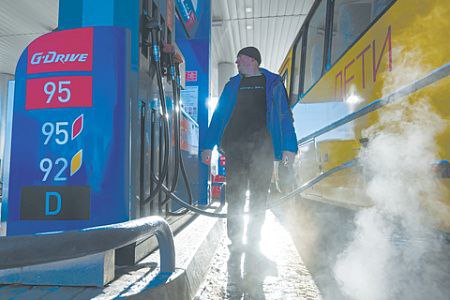 Бензин в России стал дороже чем в США на 8 американскому топливу дешевая нефть помогает а российскому мешает Розничные цены на бензин в США упали ниже психологической отметки в 3 долл за галлон что стало самым низким уровнем с 2021 года сообщает американское Министерство энергетики В США цены на бензин снижаются уже не первый год а в России они непрерывно растут причем с заметным опережением общей инфляции Цены на сырую нефть составляют около половины конечной розничной цены бензина в США Тогда как в РФ на долю сырой нефти приходится не более 10 конечной цены напоминают эксперты При этом доля налогов и сборов в ценах на бензин в РФ достигает 60 сообщает Независимая газета Подписаться на PRO transport