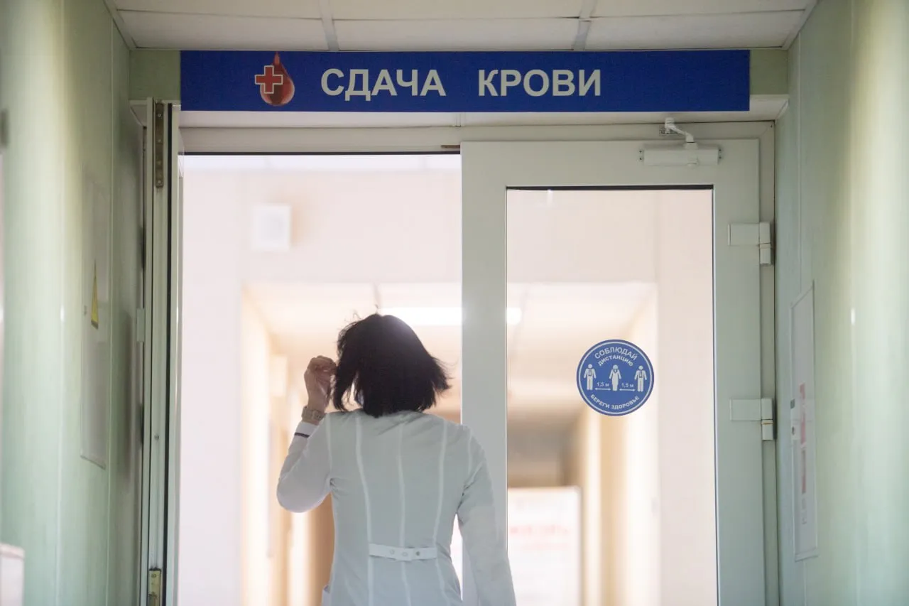 В Якутии стартовала Неделя донорства крови В Якутии началась Неделя популяризации донорства крови и костного мозга Мероприятия приурочены к Национальному дню донора 20 апреля Цель недели в повышении осведомленности о донорстве Формируют ответственное отношение и увеличивают число регулярных доноров Донорство спасает тысячи пациентов ежегодно Применяют в экстренной помощи высокотехнологичном лечении и трансплантации костного мозга Процедура безопасна под контролем врачей В Станции переливания крови организуют акции Участвовать могут совершеннолетние без противопоказаний