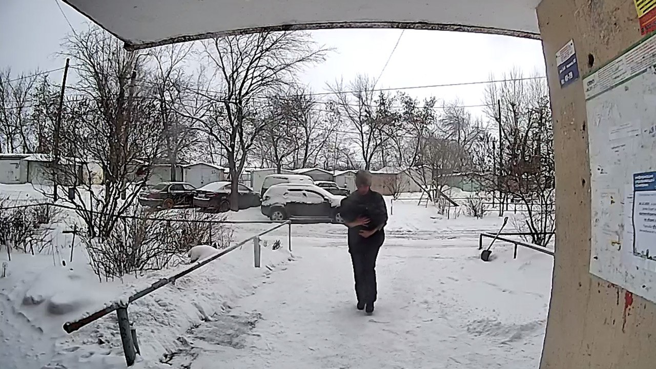 Приняла роды на снегу жительница Челябинска помогла незнакомке и ее младенцу Чудесная история появления на свет Впрочем началась она тревожно Женщина родила ребенка прямо на улице Помогла будущей маме случайная прохожая Челябинка Ольга вышла на прогулку с собаками и в сугробе увидела женщину Каково же было ее изумление когда она поняла та рожает Конечно первым делом вызвали скорую но ждать в такой ситуации слишком рискованно Сама взялась за дело Спустя считанные минуты на свет появился младенец Оставив молодую маму с малышом закутанным в пуховик женщина побежала в ближайший дом Оставаться на таком морозе новорожденному опасно В спешке позвонила в первую попавшуюся квартиру То что было дальше осталось за кадром Впрочем главное что закончилась история хорошо Известно что на свет появилась девочка Через несколько минут приехала скорая и забрала малышку и новоиспеченную маму в роддом С ними все нормально Когда как не под Новый год могло случиться такое чудо Фото скриншот с видео запись с камеры домофона Интерсвязь Подписывайтесь на Вести Южный Урал в MAХ