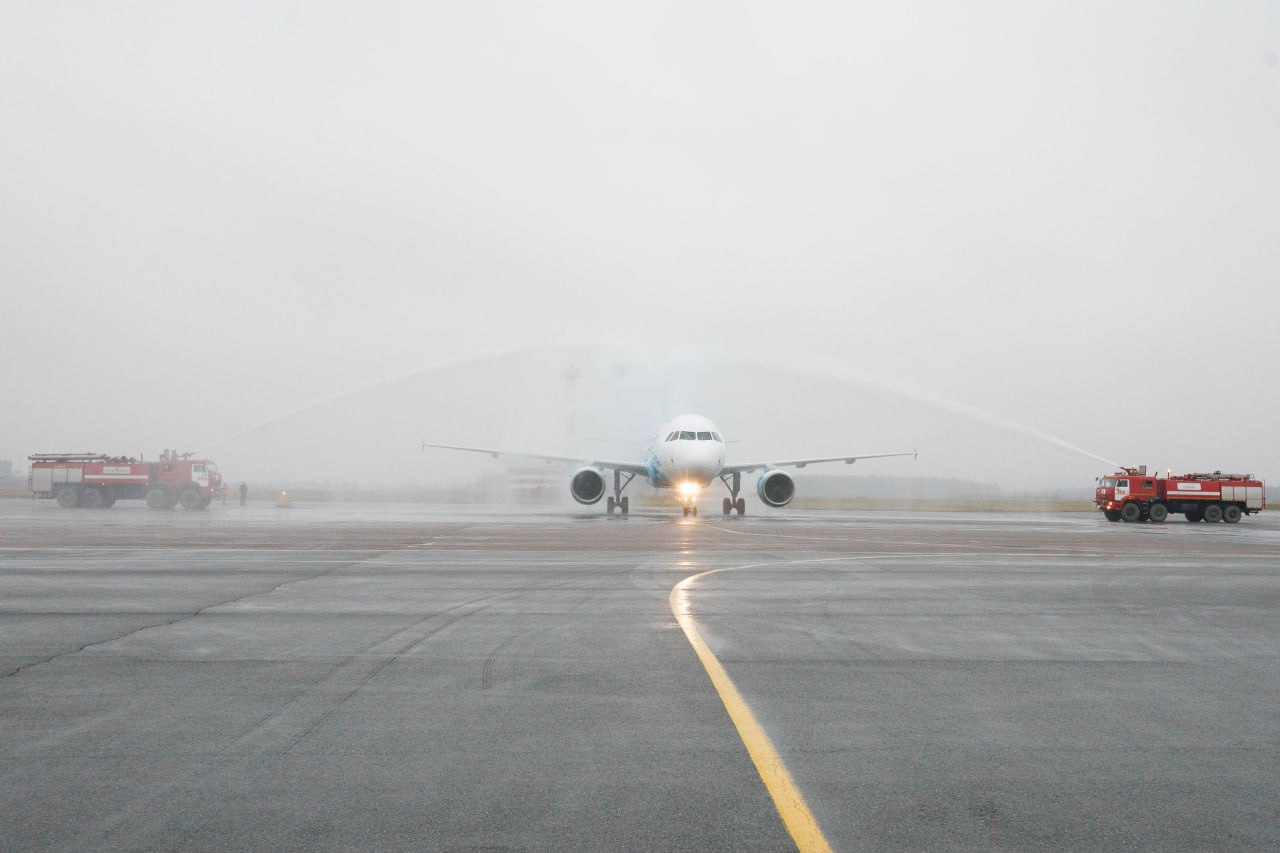 Из Петербурга в Венесуэлу временно перестали летать самолеты Венесуэльская авиакомпания CONVIASA приостановила полёты из Петербурга в Каракас Решение связано с действиями США в Венесуэле Прямые рейсы между городами запустили лишь в ноябре 2025 года В Минтрансе России уточнили что официального закрытия маршрута нет но российские перевозчики туда не летают из за отсутствия спроса Читай нас в MAX Подпишись на Комсомольскую правду СПб