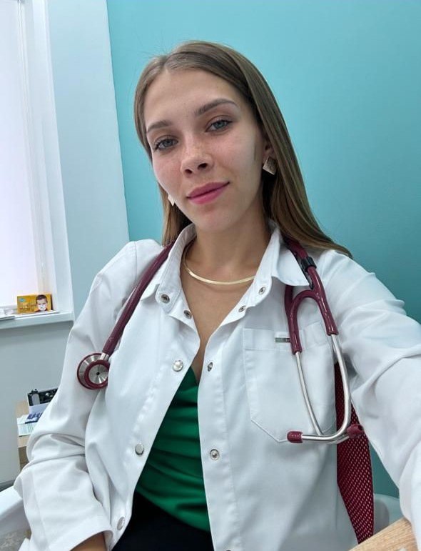 В медицинские учреждения Оренбуржья поступают молодые специалисты Молодые врачи способные укрепить кадровый потенциал и повысить доступность медицинской помощи приходят в рамках реализации нацпроекта Продолжительная и активная жизнь и регионального проекта Модернизация первичного звена здравоохранения Так в Тюльганской районной больнице начала работать врач педиатр Олеся Сулейманова выпускница Оренбургского государственного медицинского университета по специальности педиатрия Начав карьеру в приемном покое инфекционного отделения больницы города Оренбурга пройдя обучение в ординатуре по той же специальности она продолжила работу в Октябрьской районной больнице За год она накопила значительный профессиональный опыт диагностики и лечения детских болезней Благодаря таким профессионалам медицинское обслуживание детей Тюльганского района становится качественнее и доступнее В целях привлечения молодых специалистов в регионе реализуются меры поддержки Так программа Земский доктор фельдшер предусматривает предоставление крупных единовременных выплат врачам и фельдшерам трудоустраивающимся в сельские населенные пункты и малые города численностью до 50 тыс жителей Дополнительно в области внедрена система специальных социальных ежемесячных выплат медработникам призванных дополнительно мотивировать врачей и средний медицинский персонал Присоединяйтесь к нам в MAX