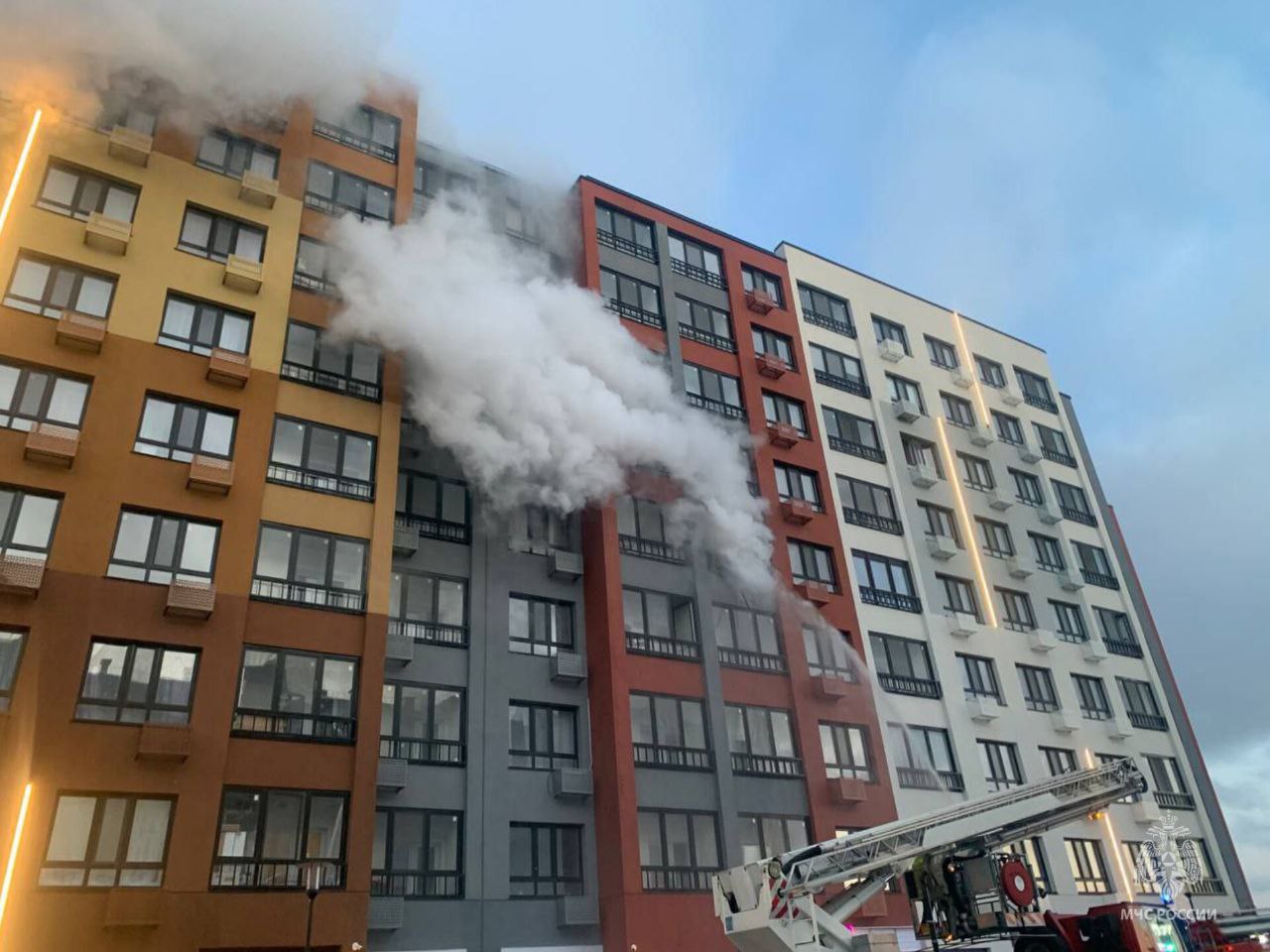 В Ханты-Мансийске во время пожара в жилом доме пострадали женщина и ребенок Сообщение о возгорании на пятом этаже жилого дома по улице Самаровская поступило в дежурную часть 11 мая в 03:15. — В 03:35 пожар локализован на площади 30 квадратных метров, в 03:44 — ликвидировано открытое горение. На месте работали 22 сотрудника МЧС России и 6 единиц техники, — говорится в сообщении окружного управления МЧС. Всего эвакуировано 30 человек, из них 6 — дети. Фото: Управление МЧС по ХМАО-Югре