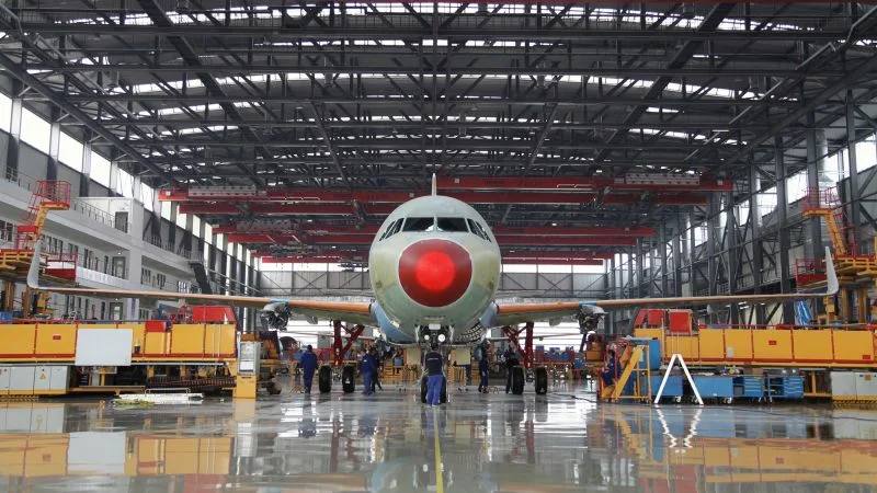 Airbus открыла вторую линию финальной сборки A320 в Китае Airbus запустила вторую линию финальной сборки семейства A320 в Тяньцзине Это единственный город в Азии где собирают узкофюзеляжные лайнеры Airbus теперь сразу на двух линиях Открытие состоялось 22 октября на следующий день после встречи главы Airbus Гийома Фори с министром торговли Китая Ван Вэньтао в Пекине На переговорах стороны договорились расширять инвестиции и укреплять сотрудничество в авиационной отрасли Китая Министр отметил что китайский рынок стабильно растёт оставаясь вторым в мире по объёму потребления и импорта Он подчеркнул что модернизация страны создаёт значительные возможности для иностранных компаний включая Airbus Фори в ответ заявил что Airbus уверен в потенциале китайской экономики и развитии гражданской авиации а также намерен усиливать присутствие в регионе и вносить вклад в развитие торговых связей между Китаем Францией и Евросоюзом Решение об открытии новой линии не случайно Airbus наращивает мощности одновременно в двух крупнейших экономиках мира Китае и США Всего десять дней назад компания объявила о запуске второй линии финальной сборки A320 в американском Мобиле штат Алабама Airbus сейчас располагает 12 линиями финальной сборки по всему миру включая Тулузу где собирают не только узкофюзеляжные A320 но и широкофюзеляжные A330 и A350 Тяньцзинь становится одним из главных узлов глобальной производственной сети Airbus отражая стратегию компании по расширению присутствия в быстрорастущих регионах FlightMode