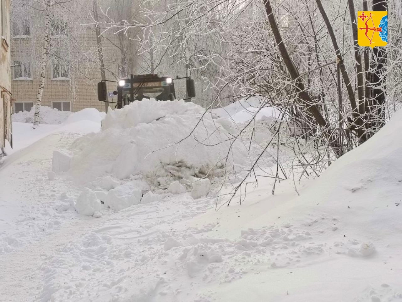 ГЖИ оштрафовала управляющую компанию на 300 тысяч рублей за нерасчищенный двор после снегопадов Все произошло по адресу ул Советская 41 Б В итоге двор был почищен после того как представители компании узнали о решении Госжилинспекции Подписаться