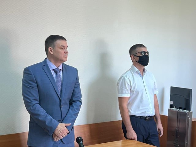 В Новосибирске в упрощенном порядке рассмотрели дело бывшего борца с коррупцией Александра Умерова Полицейский по версии следствия крышевал теневой игорный бизнес а взятками общая сумма которых составила около 19 млн руб делился с начальством и коллегами Суд назначил экс полицейскому четыре с половиной года условно Столь мягкое наказание объясняется тем что Александр Умеров заключил соглашение о сотрудничестве Подробнее в материале Коррупция победила борца с коррупцией Управление Судебного департамента в Новосибирской области