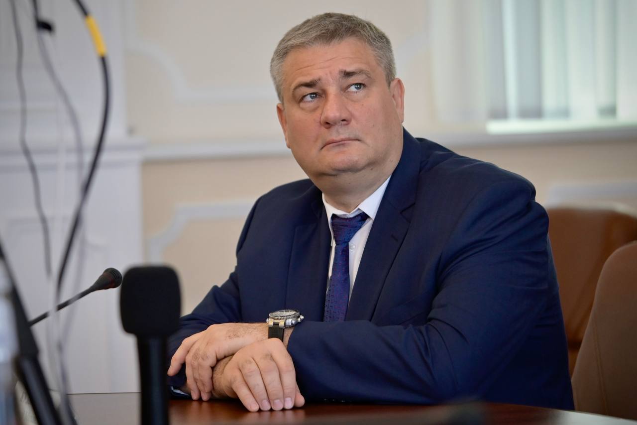 Избранный глава региона Евгений Первышов назначил исполняющим обязанности министра градостроительства и архитектуры Тамбовской области Алексея Кузьменко Алексей Кузьменко уроженец города Ростов на Дону В 2000 году он окончил Московский государственный университет по специальности Экономика и управление на предприятии и в строительстве имеет значительный опыт работы в организации строительной отрасли в том числе на руководящих должностях стаж в региональных органах власти органах местного самоуправления До назначения работал на федеральном строительном предприятии Градостроительство и архитектура одно из сложнейших направлений По результатам анализа этого года вижу что работу необходимо усиливать У нас очень много объектов которые реализовывались по концессиям госзаказам в рамках нацпроектов и большинство из них не завершено У вас есть опыт вы разберетесь и порядок мы наведем сказал Евгений Первышов Фото Павел Васильев Наши новости в MAX