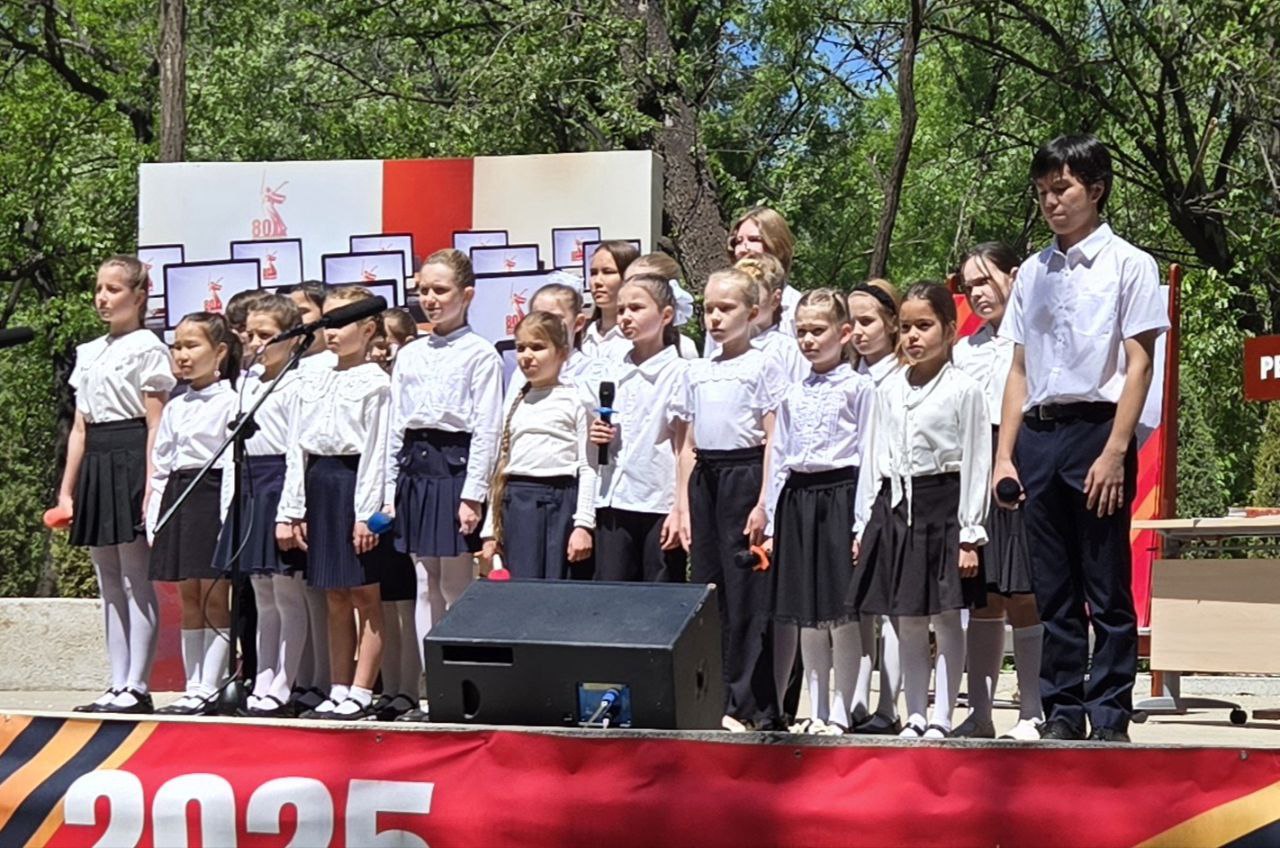 В Посольстве России в Китае состоялся праздничный концерт, посвященный 80-летию Победы в Великой Отечественной войне Организаторами мероприятия выступили дипломаты, педагоги и ученики школы при Посольстве РФ в Пекине. Главным мотивом концерта стали истории и подвиги советских военных журналистов, которые с риском для жизни освещали события на фронте, превращая слово в оружие, которое поддерживало веру миллионов в Победу. Посол РФ в КНР Игорь Моргулов акцентировал внимание на особой роли военкоров. Именно благодаря их смелым и честным репортажам страна верила в скорую победу над врагом. Он также напомнил, что многие из журналистов работали буквально на передовой, подвергая себя смертельной опасности ради правды. Их работа служила оружием против лжи и пропаганды врага. Посол подчеркнул, что эта традиция продолжается и сегодня. Современные военные корреспонденты работают в сложнейших условиях специальной военной операции, демонстрируя высочайший профессионализм, верность своему Отечеству и долгу. В качестве почетных гостей на концерте присутствовали чрезвычайные и полномочные послы Азербайджана, Армении, Беларуси, Казахстана, Киргизии, Монголии, Таджикистана и Узбекистана, подтвердившие единство взглядов и общую ответственность за сохранение исторической правды и памяти о Великой Отечественной войне. #НашиСоседи #Китай #Победа80 #СНГ #МыПомним