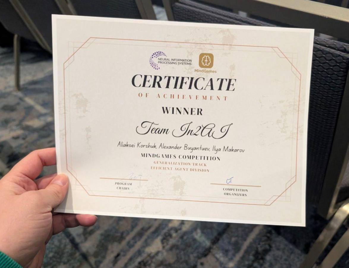 Российская команда выиграла чемпионат по стратегическому мышлению для ИИ агентов на NeurIPS 2025 Команда In2AI из Института AIRI научный партнер Сбера Coframe и Иннополиса победила в MindGames Arena с одной компактной моделью на 8B параметров Агент обошел решения на основе GPT 5 Gemini 2 5 Pro Grok 4 и других проприетарных систем Команда VIM из AIRI и iMak AI Lab вошла в топ 8 челленджа CURE Bench от MIT и Гарварда получив Excellence Award ИИ проверяли на клинических задачах от планов лечения до оценки безопасности терапии Всего участвовали 76 команд и 944 модели со всего мира