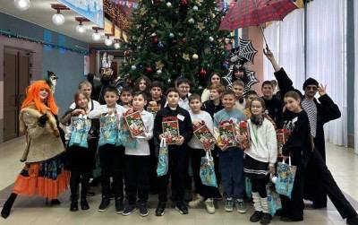 На Ставрополье более 130 тысяч ребят ученики 1 4 классов получат к Новому году сладкие подарки Об этом сообщил губернатор Владимир Владимиров Отмечено что отдельно предусмотрены восемь тысяч подарков для детей участников СВО и ребят из социально незащищенных семей их вручат на краевых и муниципальных елках Средства из бюджета уже выделены Важно чтобы подарки были не только вкусными но и безопасными Поручил краевому минобразования держать весь процесс закупки на особом контроле В наборы войдут только свежие кондитерские изделия от проверенных производителей Пусть каждый ребенок почувствует настоящую атмосферу праздника и радости добавил Владимир Владимиров