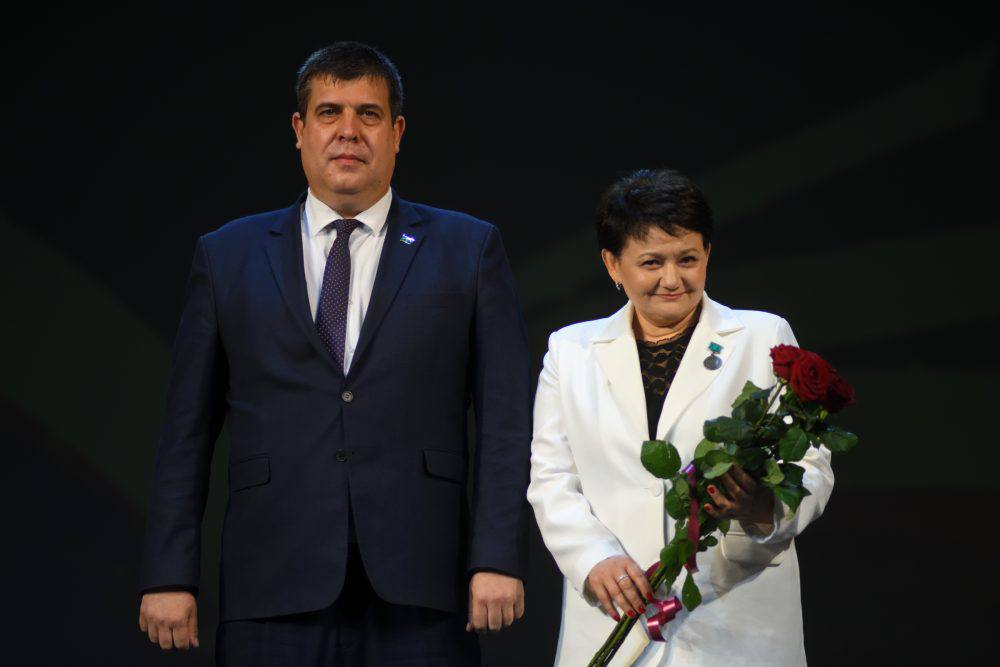 Национальной библиотеке Адыгеи 130 лет Торжественное собрание в честь 130 летия Нацбиблиотеки РА прошло в Пушкинском народном доме Майкопа В мероприятии приняли участие представители федерального Министерства культуры власти республики а также коллеги из библиотек ЮФО Беларуси Абхазии и Херсонской области Заместитель министра культуры России Жанна Алексеева отметила вклад библиотеки и её роль в создании Национальной электронной библиотеки где уже представлено свыше 275 тысяч оцифрованных записей из фондов учреждения В рамках мероприятия состоялась церемония награждения сотрудников библиотечной системы региона Коллектив Нацбиблиотеки Адыгеи под руководством Бэллы Киковой был удостоен Благодарности главы РА Евгения Кривко Советская Адыгея Подписаться