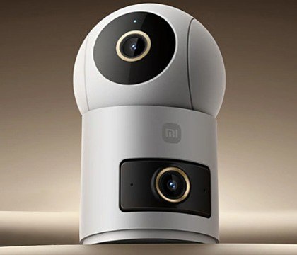 Xiaomi выпустила новую умную камеру Mi Smart Camera 4 Dual Edition стоимостью 42 доллара Новинка позиционируется как решение для современных систем умного дома Она предлагает широкие возможности на базе искусственного интеллекта и доступную цену Xiaomi Mi Smart Camera 4 Dual Edition оснащена двойной системой камер Один модуль зафиксирован в одном положении второй же имеет поворотно наклонную конструкцию