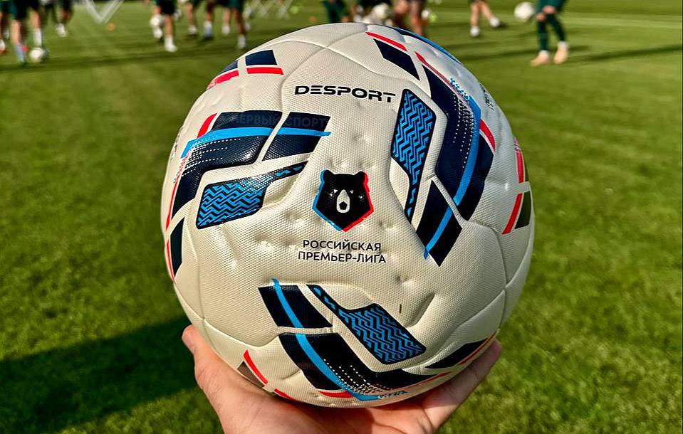 В новом сезоне РПЛ будут играть мячами от российской компании Desport, открывшейся вместо ушедшего Decathlon: до этого команды играли мячами от Nike. В соцсетях неоднозначно отреагировали на дизайн нового мяча: некоторым кажется, что его «обстреляли из пневмата», оставив вмятины по всему мячу