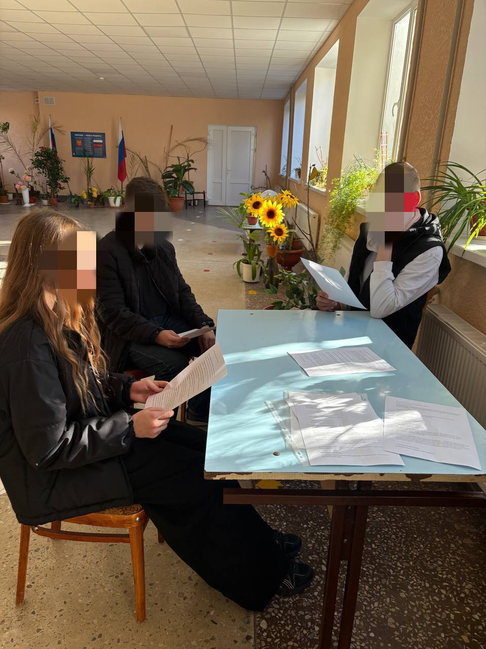 В Новой Каховке почтили память героев и обсудили значение народного единства В Новой Каховке прошел исторический час В единстве сила Это важное мероприятие было посвящено тем ценностям которые испокон веков скрепляли нашу страну патриотизму солидарности и уважению к героической истории Отечества Его главная цель сформировать у участников молодежи и старшего поколения глубокое понимание того какую роль народное единство играло в судьбе России Мы должны помнить именно в сплоченности наша главная сила Участники мероприятия проверили свои знания в исторической викторине отвечая на вопросы о ключевых событиях и личностях определивших путь страны а также почтили минутой молчания память всех тех кто отдал жизни за свободу и независимость нашей Родины Такие встречи не просто позволяют обратиться к прошлому они помогают воспитывать в нас чувство гордости за свою страну и ответственности за ее будущее