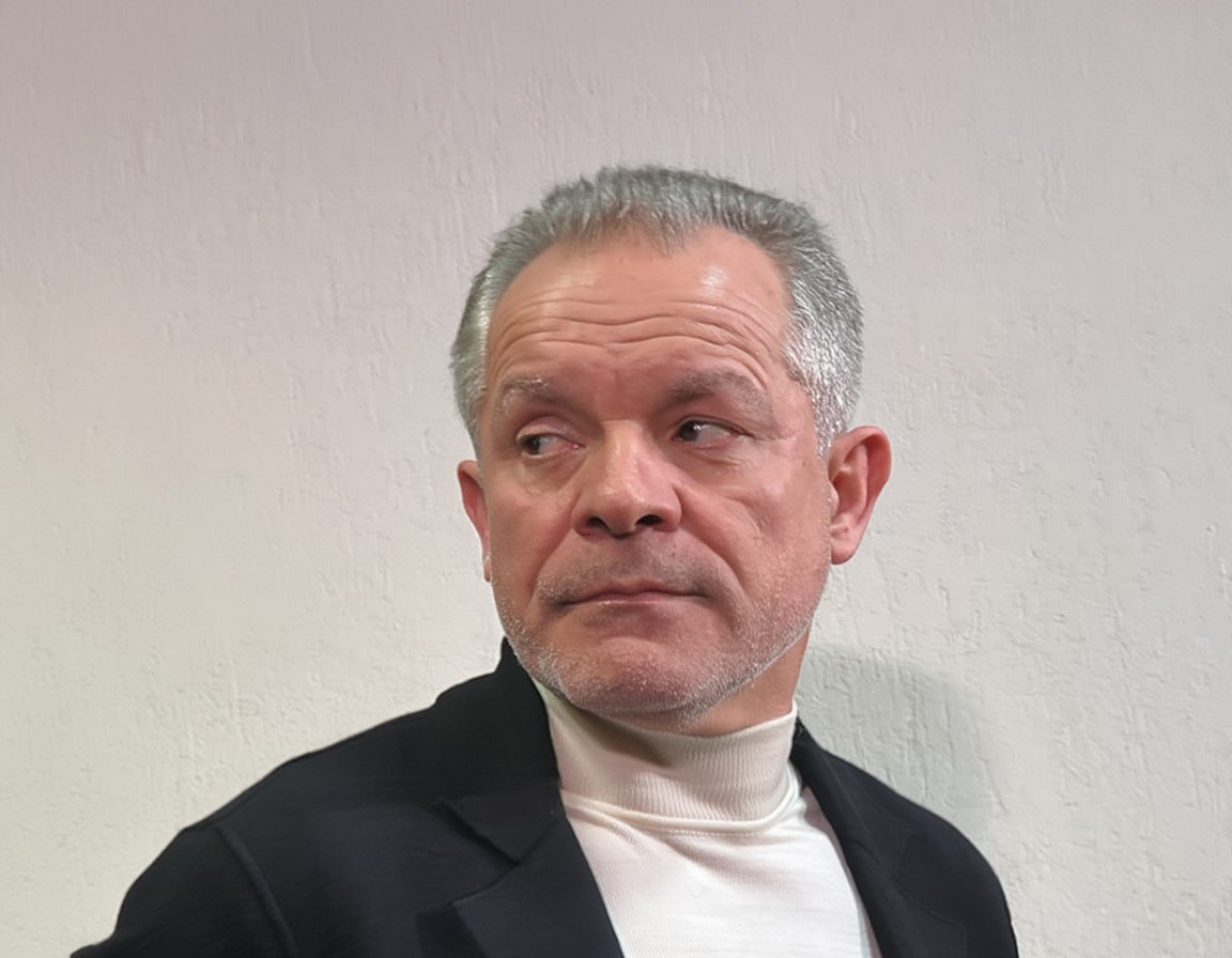 Владимир Плахотнюк проведет еще месяц под арестом в пенитенциарном учреждении 13 столицы Судьи кишиневского сектора Буюканы 21 января приняли решение продлить ордер по делу о банковском мошенничестве несмотря на отсутствие обвиняемого который отказался явиться в зал суда Новая мера вступает в силу 23 января 2026 года именно в день когда истекает срок предыдущего ареста В тот же день завершаются и три других ордера вынесенные по отдельным уголовным делам которые пока остаются на стадии расследования   На заседании 20 января прокурор Александру Черней подчеркнул что Плахотнюк более шести лет скрывался от правосудия используя поддельные документы и подобное может повториться Кроме того он указал на риск давления на четырех свидетелей обвинения которые еще не были заслушаны