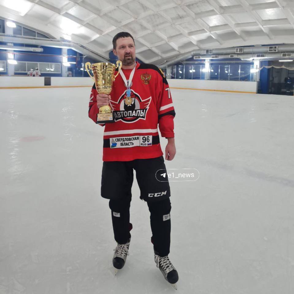 Хоккеист из Екатеринбурга умер после матча Во время любительского хоккейного матча с Уральскими Волками игрок команды Автопапы Александр Красовский почувствовал себя плохо Игра закончилась все поехали на лавку Врач померил Александру давление у него было всё нормально Минут через десять после игры потерял сознание Медик который дежурил на этой игре проводил реанимационные действия Два раза запускали его пока ждали скорую Скорая приехала тоже пытались реанимировать Через 40 минут после первых реанимационных действий у него пропал пульс цитирует Е1 RU источника и публикует фото Известно что несколько лет назад мужчина перенёс инфаркт У него остались жена и двое детей Новости Екб тут SvetEKB