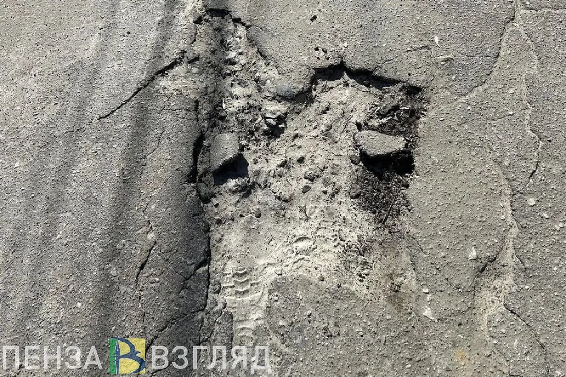 На дороги Пензенской области выделили более 1 5 миллиарда рублей в 2026 году На заседании правительства Пензенской области обсудили планы дорожного ремонта на 2026 год Губернатор Олег Мельниченко сообщил что муниципалитетам из дорожного фонда направили более 1 5 миллиарда рублей Запланированы строительство и ремонт местных дорог общей протяженностью более 86 километров В приоритете улично дорожная сеть в опорных населенных пунктах сообщает пресс служба правительства региона На завершение долгосрочных контрактов 11 муниципалитетам выделили более 293 миллионов рублей Почти 750 миллионов рублей направили по программе Комплексное развитие сельских территорий на ремонт 24 дорог 35 километров Губернатор поручил начать работы не позднее 1 мая Особое внимание он уделил подъездной дороге к индустриальному парку Мастер и объектам которые ремонтируют к Всероссийскому сельскому Сабантую Врио министра строительства региона Александр Гришаев доложил что в Кузнецком районе работы уже идут запущено около 20 асфальтовых заводов Он предложил ускорить темпы чтобы завершить все работы к сентябрю Чтобы не упустить главное подпишитесь на нас в МАХ