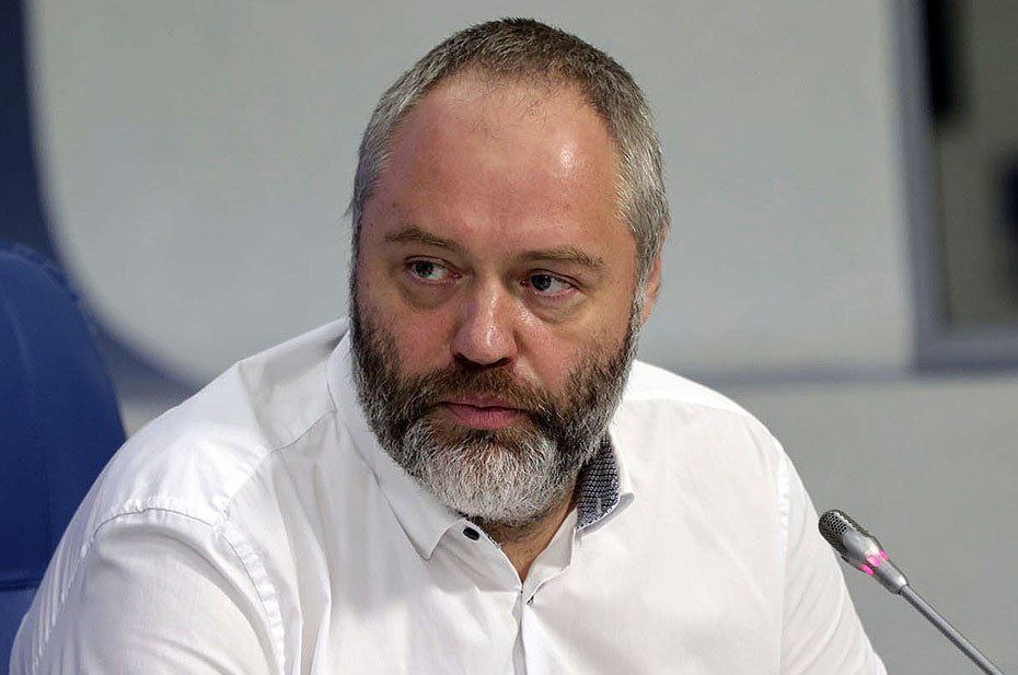 Депутат Государственной думы Николай Новичков предложил ликвидировать все МФО и списать россиянам все долги по микрозаймам. По его словам, для граждан микрофинансовые компании очень опасны, поскольку их деятельность трудно регулировать.   Мы стоя аплодируем этой инициативе. Вопрос в том, кто будет их закрывать, если большинство МФО, так или иначе, находятся под защитой коллег Новичкова?  Riddle
