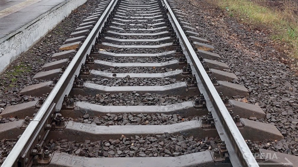 На двух переездах в Брянской области закроют движение транспортных средств. Это связано с производством ремонтных работ.   Как стало известно, завтра, 29 июля, в период с 11:00 до 16:00 часов частично ограничат движение автомобилей через железнодорожный переезд, который находится на станции Холмечи. Проезд машин будет организован по одной полосе в реверсивном движении.   В среду, 30 июля, с 10:00 до 16:00 часов полностью закроют переезд в поселке Пятилетка. Водителей просят с пониманием отнестись к сложившейся ситуации и использовать альтернативные пути проезда.  Фото: РИА «Стрела»  архив
