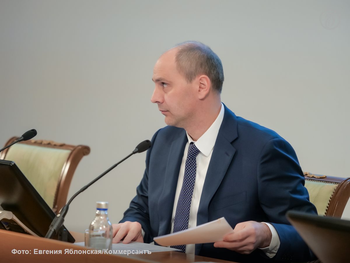 Врио губернатора Свердловской области Денис Паслер намерен расторгнуть концессионное соглашение о строительстве мусоросортировочного завода в Сысертском районе. «Последние три месяца я изучал документы по проекту, проводил консультации со специалистами. Сегодня детально обсудили эту тему с депутатским корпусом и муниципалитетом. Концессию, которая ранее была заключена, будем расторгать. Она содержит условия, которые противоречат интересам региона и жителей»,— написал господин Паслер в telegram-канале. На территории Сысертского муниципального округа планировалось к 2027 году построить мусоросортировочный комплекс «Екатеринбург-Юг» мощностью 700 тыс. т . Оператором проекта выступает компания «Экологические системы» связана с владельцами «Корпорации СТС» Алексеем Бобровым и Артемом Биковым . Против проекта выступали местные жители, которые четыре раза инициировали проведение местного референдума по вопросу строительства полигона, но им отказали в его проведении.