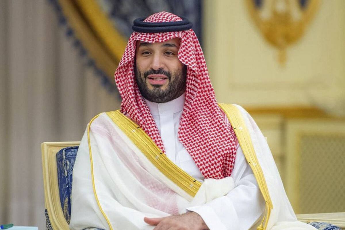 Наследный принц Саудовской Аравии Мухаммед ибн Салман рассматривает возможность приобретения футбольного клуба Барселона сообщил журналист El Chiringuito Франсуа Гальярдо в соцсети X Сумма сделки может составить около 10 млрд евро и включать погашение долгов клуба в размере примерно 2 5 млрд евро а также дополнительное финансирование Средства планируется выделить через Государственный инвестиционный фонд Саудовской Аравии Dagestan today