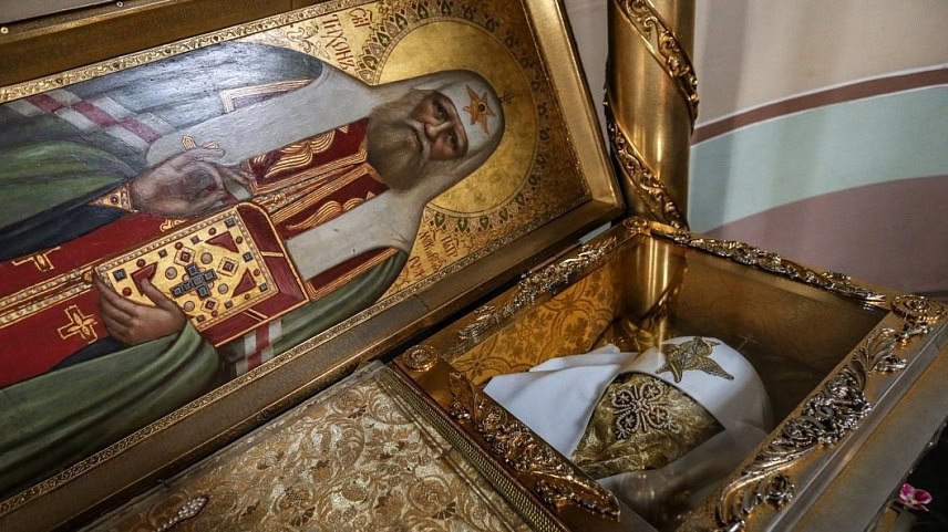 В Вологду прибудет ковчег с мощами святителя Тихона 18 и 19 мая в Воскресенском кафедральном соборе Вологды будет пребывать ковчег с мощами святителя Тихона, Патриарха Московского и всея Руси. Принесение святыни приурочено к 100-летию со дня его блаженной кончины. «Святитель Тихон возглавлял Русскую Православную Церковь с 1917 по 1925 годы. Он неустанно трудился ради сохранения веры, духовной крепости и сплоченности нашего народа и стал символом стойкости и верности Православию. Большая честь встречать ковчег с мощами святителя Тихона на Вологодской земле. Благодарю Его Святейшество Патриарха Кирилла за благословение и всестороннюю поддержку», — сказал губернатор Георгий Филимонов. Программа мероприятий: 18 мая – встреча мощей в Спасо-Прилуцком монастыре, Божественная литургия, крестный ход по реке Вологде до Кремлевской площади. В 12:10 у храма Александра Невского состоится первый молебен, после чего мощи перенесут в Воскресенский собор, где до 19:00 будут проходить ежечасные молебны. Вечером в концертном зале «Русский Дом» пройдет духовно-просветительский концерт «Хранитель Церкви Русской» с хоровой программой и рассказом о жизни святителя. 19 мая – Божественная литургия в 7:40, молебны в течение дня. В 19:20 митрополит Савва совершит заключительный молебен. Принесение мощей святителя Тихона – часть общероссийской программы, позволяющей верующим поклониться великим святыням. В этом году ковчег посетит 90 городов России и Беларуси. Правительство Вологодской области