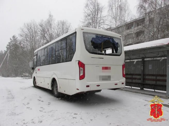 Неизвестный обстрелял автобус из пневматического пистолета в Кузнечном  Днем 2 февраля в полицию поступило сообщение, что у дома 4 по улице Новостроек в поселке Кузнечное неизвестный обстрелял из пневматического пистолета автобус «ПАЗ», принадлежащий крупной строительной компании, сообщает ГУ МВД РФ по Петербургу и Ленобласти.  Прибывшие на место правоохранители увидели, что у транспортного средства разбито заднее стекло. В результате происшествия никто не пострадал. По факту случившегося ведется проверка, решается вопрос о возбуждении уголовного дела. Стрелка ищут.  Фото: ГУ МВД РФ по Петербургу и Ленобласти