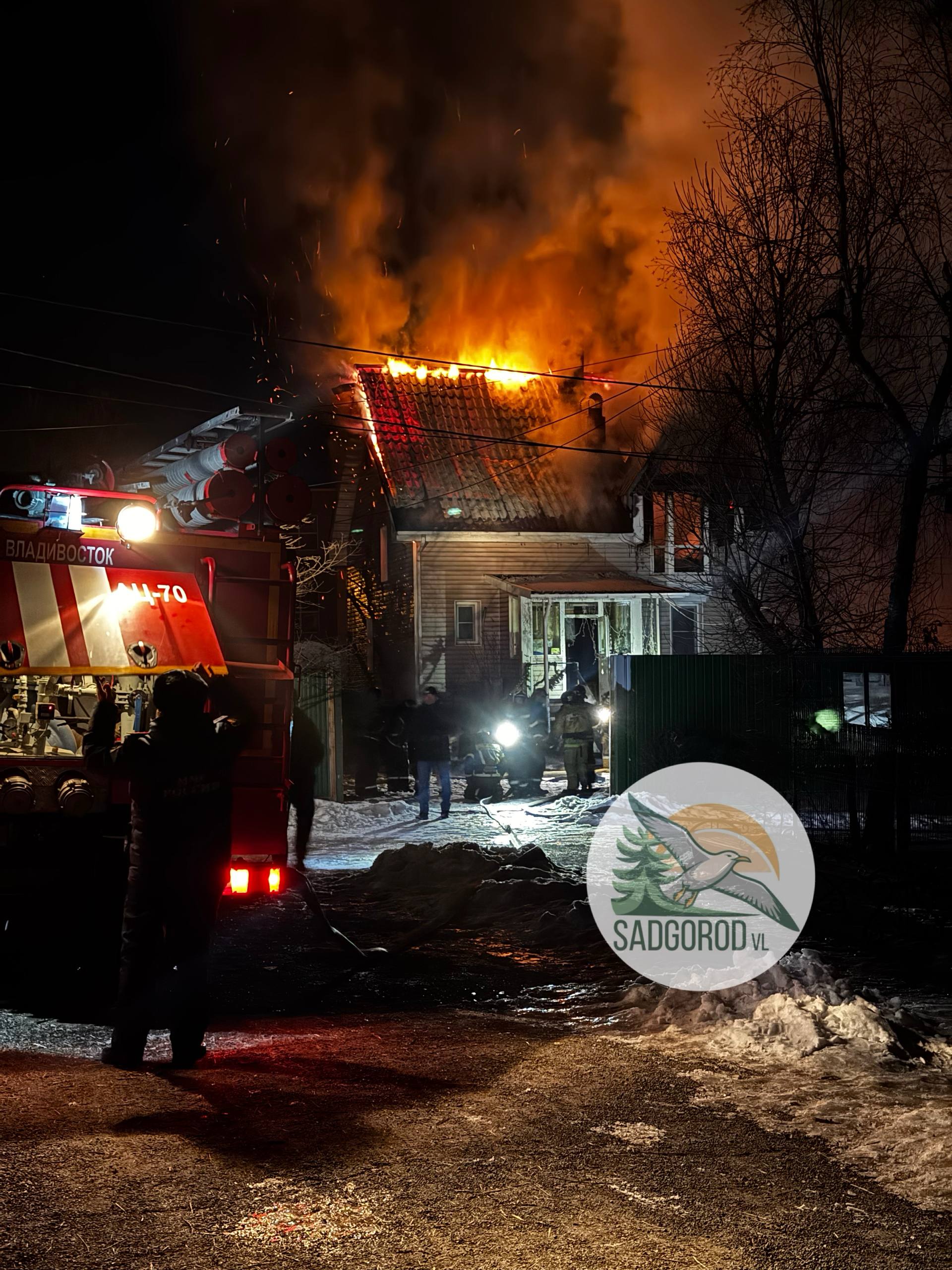Пожар охватил вольеры с экзотическими животными в зоопарке Владивостока По словам очевидцев горит здание с вольерами для теплолюбивых видов предположительно там находились обезьяны змеи и крокодилы На месте работают многочисленные пожарные расчеты Владелица зоопарка Садгород опровергла сообщения о гибели животных во время пожара По её словам ни люди ни обитатели зоопарка не пострадали Сообщается что пожар локализован на площади около 120 кв м Deitaru