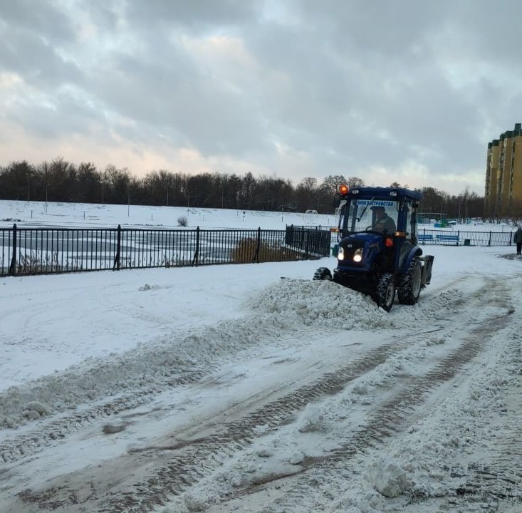 В связи с ухудшением погодных условий подрядные организации, исполняющие муниципальные контракты, приступили к усиленному режиму работы для обеспечения комфорта и безопасности горожан.   В комитете городского хозяйства рассказали, что рабочие выполняют расчистку территорий парков и скверов от снега, посыпку пешеходных дорожек. Работы выполняют порядка 27 человек и 15 единиц техники.  #НовостиКурска #Благоустройство46