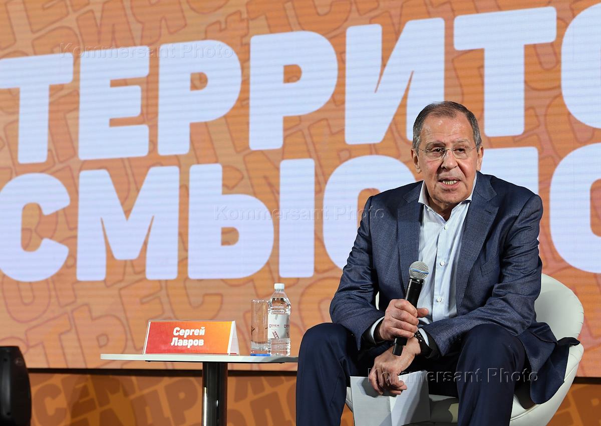 Сергей Лавров посетит XI Всероссийский молодежный образовательный форум «Территория смыслов» в Солнечногорске Глава МИД РФ примет участие во XI Всероссийском молодежном образовательном форуме «Территория смыслов», который каждый год проходит в Солнечногорске на базе Мастерской управления «Сенеж». Сергей Лавров выступит перед молодыми участниками мероприятие и расскажет о внешнеполитических приоритетах России и текущей ситуации в мире, а также ответит на их вопросы. Напомним, что Всероссийский молодежный образовательный форум «Территория смыслов» - это площадка, позволяющая талантливой молодежи из разных стран, обмениваться конструктивными мнениями и содействует укреплению гуманитарного сотрудничества на международном уровне, а также помогает выстраивать контакты, основанные на взаимном уважении, дружбе и доверии. Читайте далее на нашем сайте Russia News - Подпишись