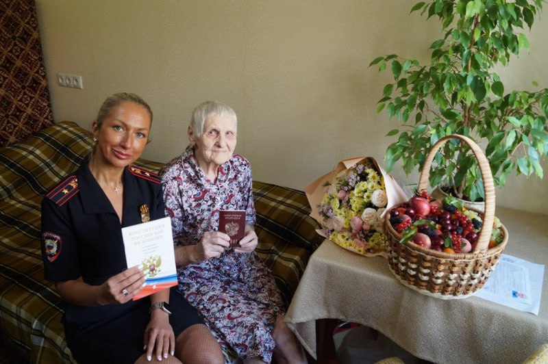 Полицейские в Истре приняли участие в церемонии вручения паспорта 92-летней женщине, детство которой пришлось на годы Великой Отечественной войны Сотрудники полиции в г.о. Истра провели торжественную церемонию принятия присяги гражданина Российской Федерации и вручения российского паспорта Годованец Анастасии Прокофьевне. В мероприятии приняла участие начальник Миграционного пункта № 2 Отдела по вопросам миграции ОМВД России по г.о. Истра майор полиции Наталья Бурцева. Анастасия Прокофьевна родилась в 1933 году на Украине. В 2019 году женщина приехала из Волынской области в Россию к своему сыну. Руководством подмосковного Главка МВД России было принято решение в кратчайшие сроки оформить необходимые документы и вручить Анастасии Прокофьевне по месту жительства российский паспорт. Пенсионерка поблагодарила полицейских за неравнодушие и отзывчивость.