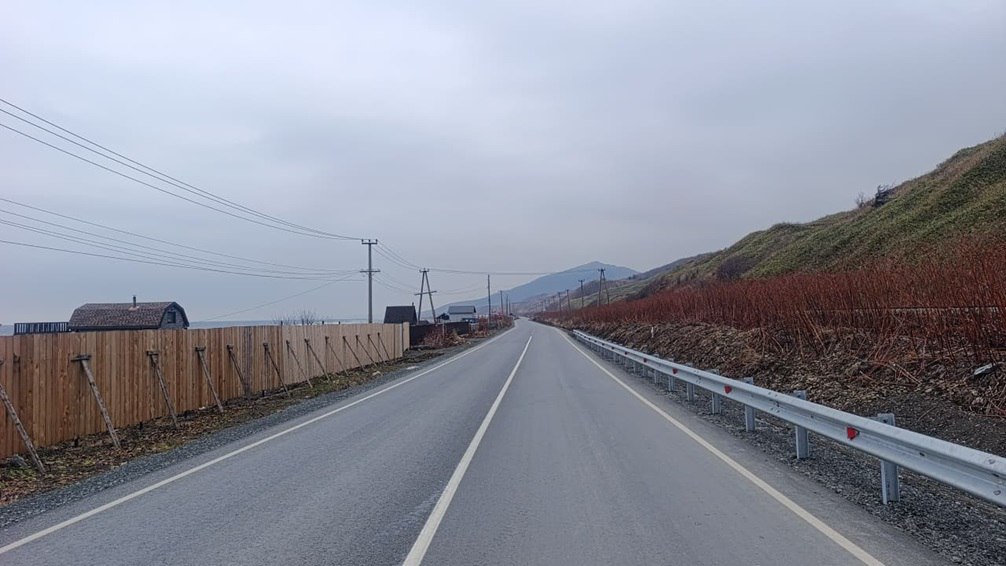 В Холмском районе завершили ремонт трассы между селами Зырянское и Люблино Подрядчик выполнил полный комплекс работ на дороге Невельск Томари аэропорт Шахтерск с 27 по 31 км Специалисты уложили новое асфальтобетонное покрытие установили барьерные ограждения и дорожные знаки а также нанесли разметку Полностью ликвидировать грунтовые разрывы на трассе между Холмском и Невельском планируют до конца 2026 года сообщили в региональном минтрансе Модернизация трассы проходит в рамках нацпроекта Инфраструктура для жизни инициированного президентом Владимиром Путиным   Подписаться на нас Telegram I MAX Прислать нам новость Sakhonlinebot