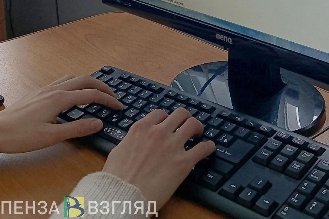 Пензенец более 200 раз рассылал свои порнографические фото в социальной сети Сотрудники отдела по борьбе с противоправным использованием информационно коммуникационных технологий УМВД России по Пензенской области выявили многочисленные факты распространения порноматериалов в одной из соцсетей Полученная полицейскими оперативная информация позволила установить что пользователь активно распространял фотографии запрещенного содержания В ходе проверки полицейские собрали доказательства подтверждающие свыше 200 эпизодов противоправной деятельности Личность мужчины была в итоге установлена Подозреваемым оказался житель Пензы 1961 года рождения Во время общения с сотрудниками полиции он признал свою причастность к преступлению и пояснил что отправлял собственные порнографические изображения неизвестным адресатам рассчитывая на дальнейшее знакомство с ними Возбуждено уголовное дело пензенцу грозит лишение свободы на срок до 6 лет Подписаться на Пенза Взгляд в ТГ Подписаться на Пенза Взгляд в MAХ