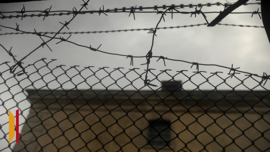 Осужденному в Воронеже за госизмену мужчине ужесточили приговор Теперь Александр Филимонов проведет в колонии строгого режима 18 лет и 6 месяцев Ранее Воронежский областной суд приговорил его к 18 годам лишения свободы в исправительной колонии строгого режима с ограничением свободы на 1 5 года и лишением права заниматься администрированием сайтов форумов чатов и групп в интернете на 2 года Осужденным вместе с ним Руслану Власову и Ивану Игнатову наказание не изменили их обоих ждет 14 лет лишения свободы в исправительной колонии строгого режима с ограничением свободы на 1 5 года Подписывайтесь на канал РИА Воронеж в Max