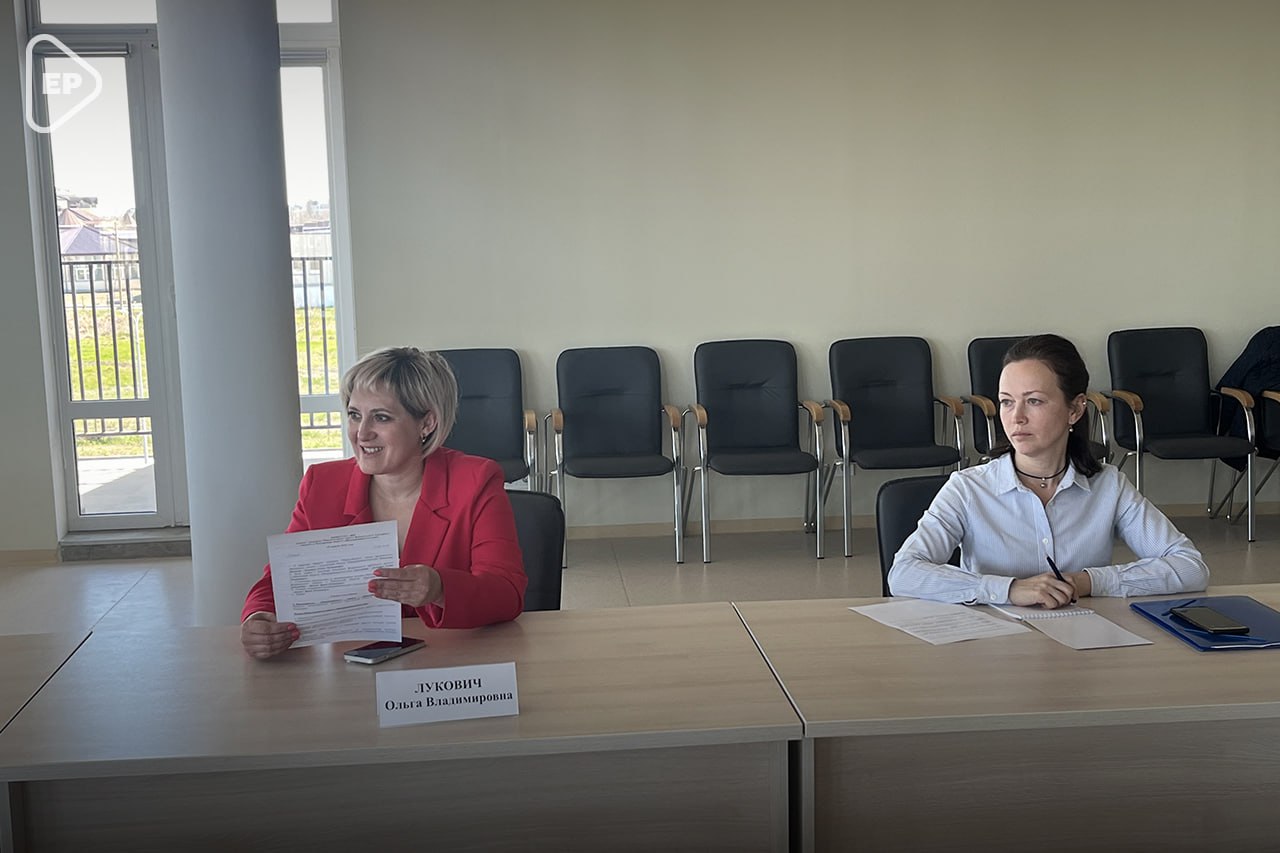 Форумы для малого и среднего бизнеса проведут в Херсонской области при поддержке «Единой России» Меры поддержки коммерческого сектора экономики обсудили на первом заседании регионального общественного совета партийного проекта «Предпринимательство». Как отметила региональный координатор партпроекта, первый зампред областной Думы Елена Дмитрук, необходимо ежедневно работать над улучшением условий для развития малого и среднего предпринимательства. Помимо форумов, решено провести и методические мероприятия, круглые столы, всевозможные обучающие программы – всё то, что поможет донести полезную информацию до нынешних и будущих представителей малого и среднего предпринимательства. «Поддержка малого и среднего бизнеса — это не отчёты и не цифры на бумаге. Это каждодневная работа с конкретными людьми, которые создают рабочие места, наполняют бюджет, развивают экономику. Им нужны понятные условия, доступ к мерам поддержки и уверенность в завтрашнем дне», — заявил секретарь Херсонского регионального отделения партии «Единая Россия», Губернатор Херсонской области Владимир Сальдо. Содействовать в реализации плана будут члены общественного совета партийного проекта. Его председателем избран Министр экономического развития Херсонской области Эрвин Мусаев, который рассказал о мерах государственной поддержки субъектов МСП, которые уже реализуются в регионе, об увеличившейся доходной части бюджета и о растущем количестве предпринимателей в регионе. #ЕР84 #ЕдинаяРоссия #МСП #Предпринимательство